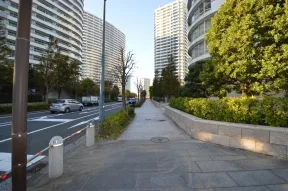 信号を渡ればそこはMMタワーズの敷地<br>ですが、エントランスはそのまま直進で<br>す