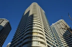 西側から望む。左がthe West棟、<br>右がthe South棟
