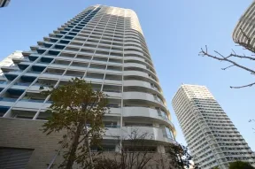西側から望む。左がthe West棟、<br>右がthe South棟
