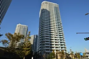 南側から望む。左がthe West棟、<br>右がthe South棟