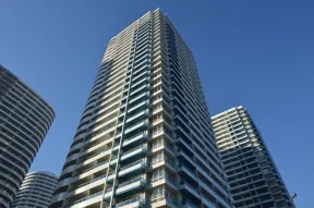 南側から望む。左がthe South棟<br>、右がthe East棟