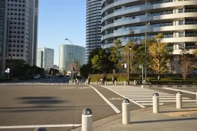 正面の信号を直進します