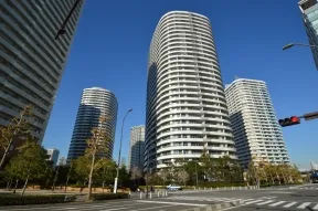 南側から望む。手前がＲ棟、奥がＬ棟