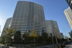 東から望む。左がＲ棟、右がＬ棟