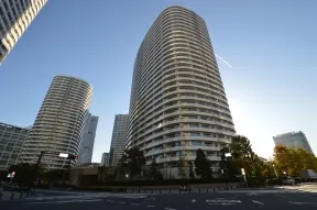 北から望む。右がＬ棟、左がＲ棟