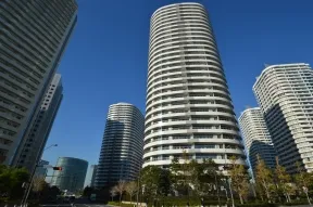 南側から望む。手前がＲ棟、奥がＬ棟