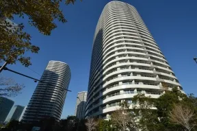 南側から望む。手前がＲ棟、奥がＬ棟