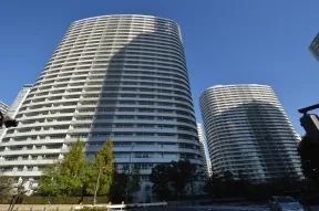 西側から望む。右がＲ棟、左がＬ棟