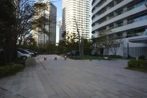 エントランス脇の来客用駐車場