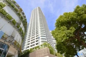 北東側から見上げた外観