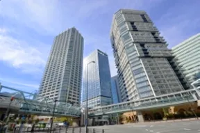 北側、ポートサイド中央の交差点より