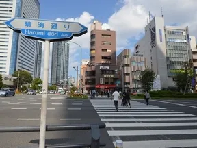 晴海通りを渡ります