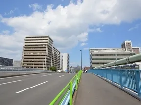 朝凪橋を渡ります