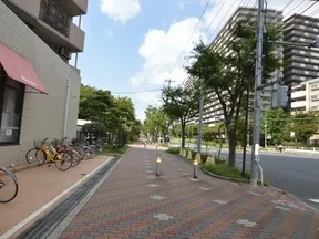 右手にニュートンプレイスが見えてきま<br>す