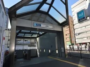西新宿駅2番出口を出ます。