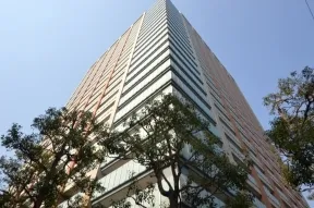 南東から見た外観