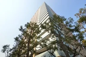 南東から見た外観