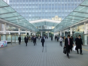 大崎駅の「新西口」を出て、そのまま直進します
