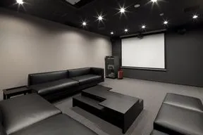 映画鑑賞などを楽しめるシアタールーム（WEST棟3階）
