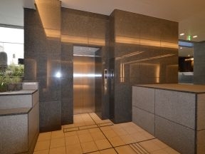 地下プロムナードのエレベーター