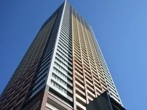 敷地南西側から見上げた外観
