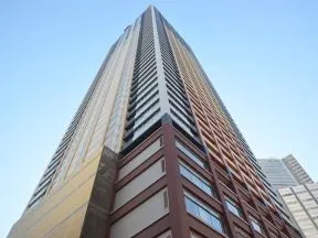 敷地北側から見上げた外観