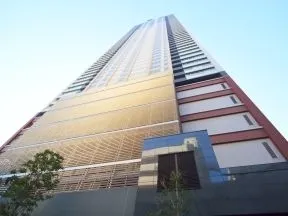 敷地北東側から見上げた外観