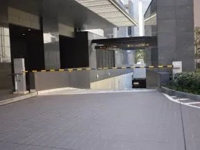 駐車場・バイク置場出入口