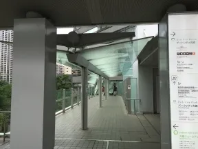 「ゲートシティ大崎」に向かって直進す<br>ると右側にエスカレーターに向かう道が<br>現れます。