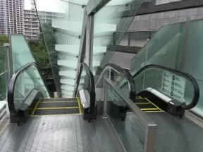 エスカレーターを降ります。