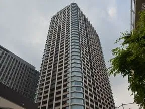 南東側から見上げた外観