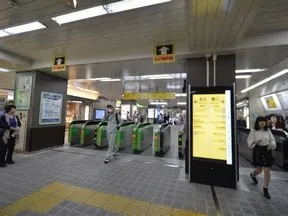 新浦安駅改札を出ます