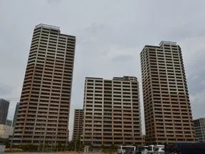 南側から見たC棟・D棟・E棟