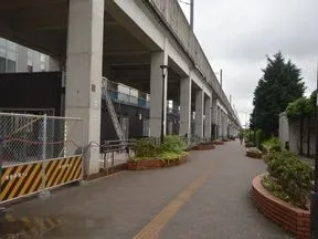 柏の葉キャンパス駅東口を出て線路沿い<br>を北に150m程進みます