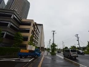 高架下を左に渡り100ｍ程直進します