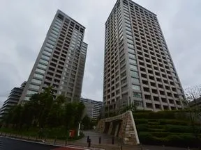 南側から見たミッドタワーCおよびミッド<br>タワーD