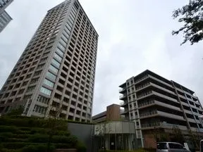 南側から見たミッドタワーDおよびガーデ<br>ンコートE