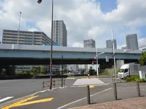 首都高速湾岸線の高架下を渡ります