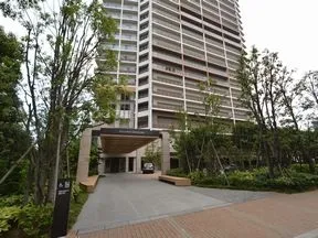 建物に沿って右折するとエントランスに<br>至ります