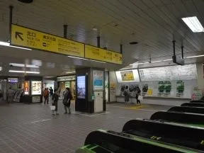JR京葉線「新浦安」駅改札　北口（向<br>かって右手）へ