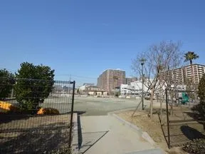 共用棟横から東街区公園をのぞむ