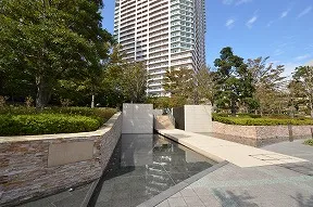 水辺の潤いあふれるアプローチ