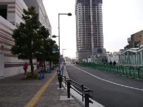 フーディアム武蔵小杉店の横を通る