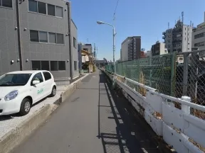 線路脇の道を進みます