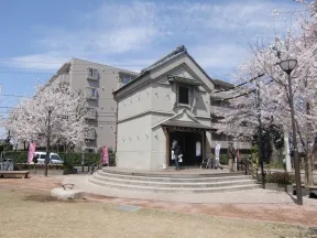 門と蔵のある広場
