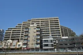 南東側から見た外観