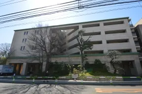 前面道路、北東側から見た外観
