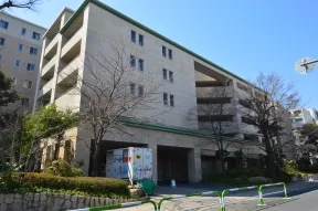 前面道路、東側から見た外観