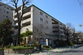 前面道路、東側から見た外観