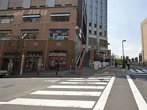 線路沿いの道を直進